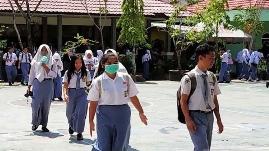 Anak SMA ketika berada di sekolah