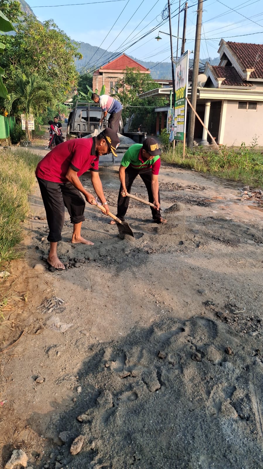 Warga dan pemerintah desa watuagung bergotong royong perbaiki jalan yang rusak