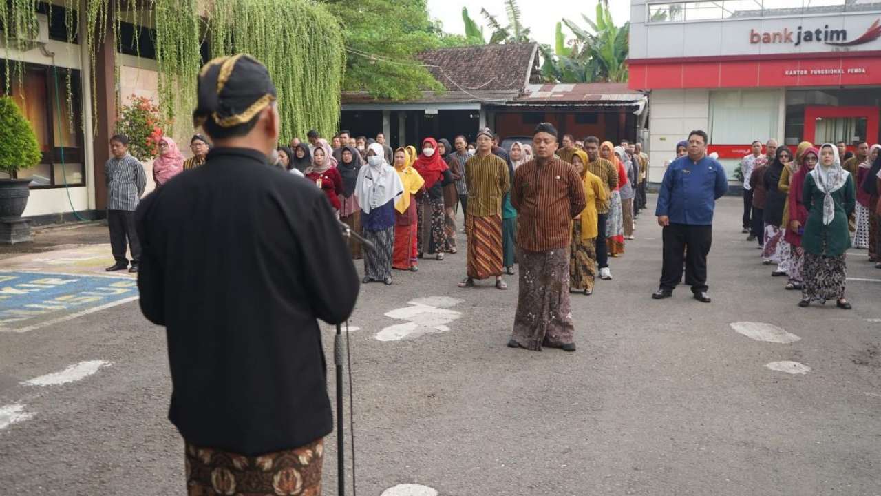 ASN di Setda Trenggalek melakukan apel pagi dengan baju tradisional dalam acara Hardiknas