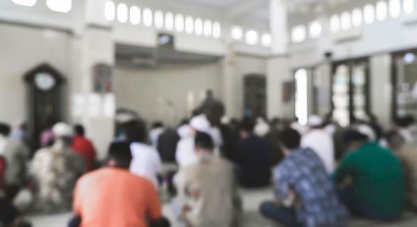 Waktu terasa ngebut tiap Jumat? Bukan jamnya yang ngebut, tapi otakmu yang lagi semangat nunggu weekend.