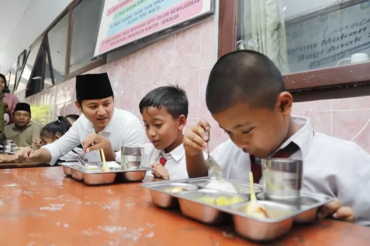 Bupati Trenggalek mengecek uji coba MBG