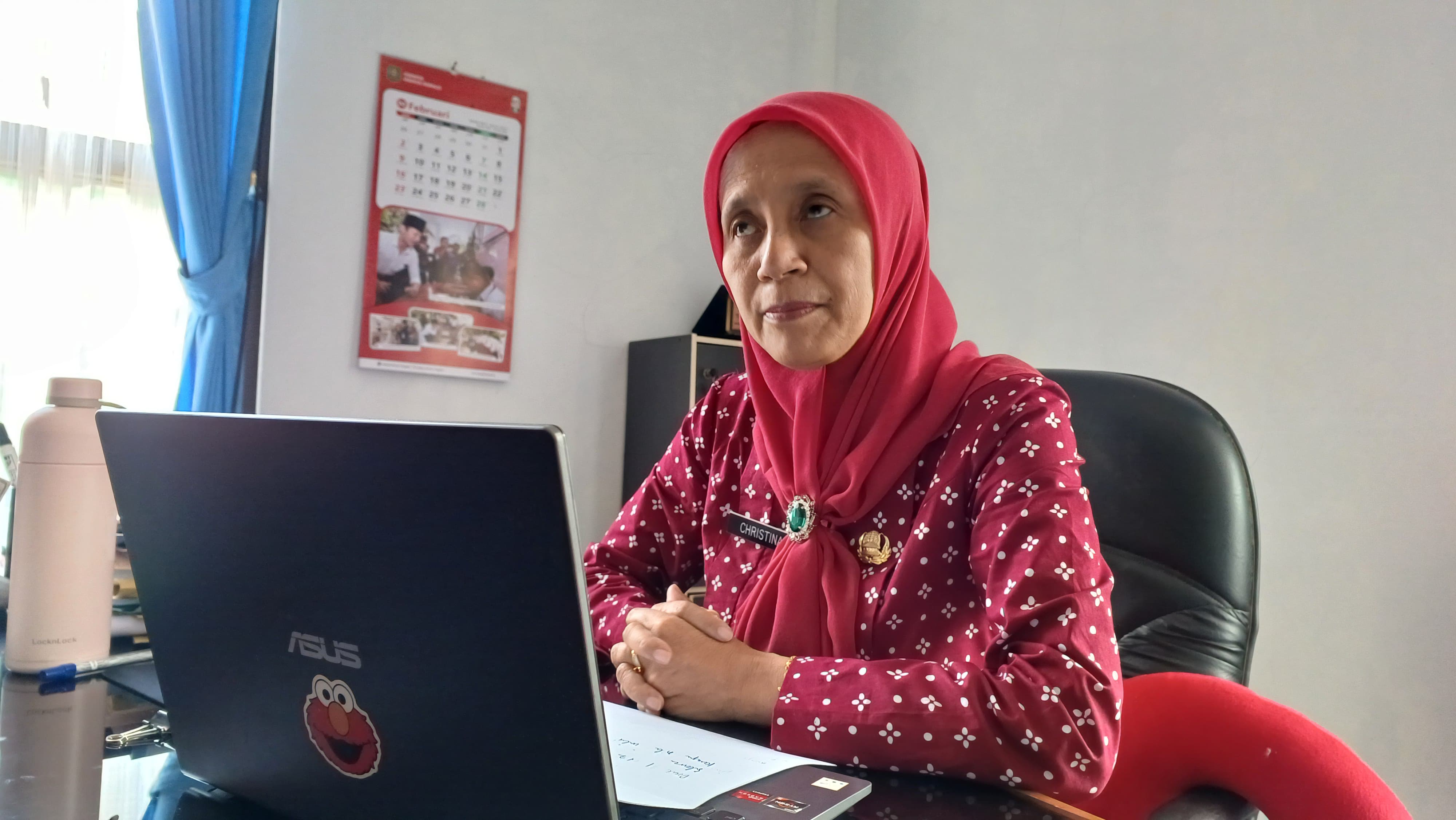 Plt Kepala Dinsos PPPA saat menjelaskan proyeksi sekolah rakyat di Dilem Wilis, Trenggaleknjenggelek.