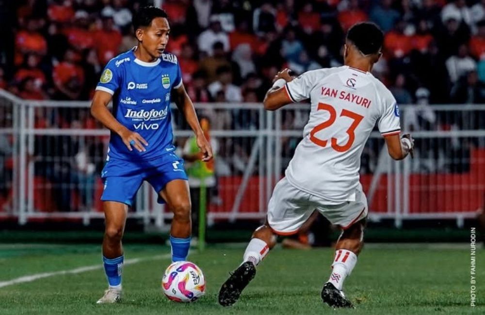 Pemain persib Beckam putra saat duel dengan pemain malut United yan sayuri
