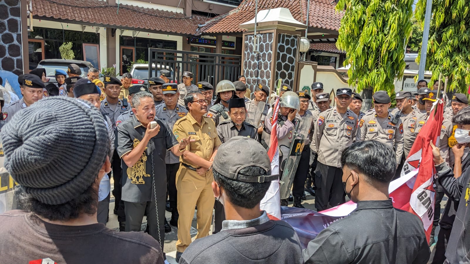 Polisi mengawal aksi GMNI di Kantor DPRD Trenggalek dengan aman