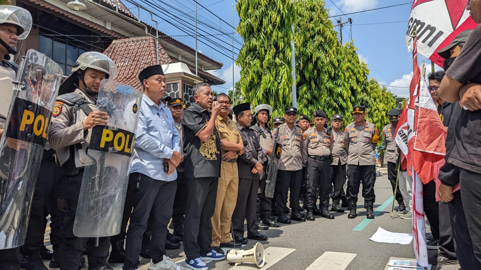 DPRD Trenggalek saat menemui massa aksi dari GMNI yang demo terkait isu pendidikan.