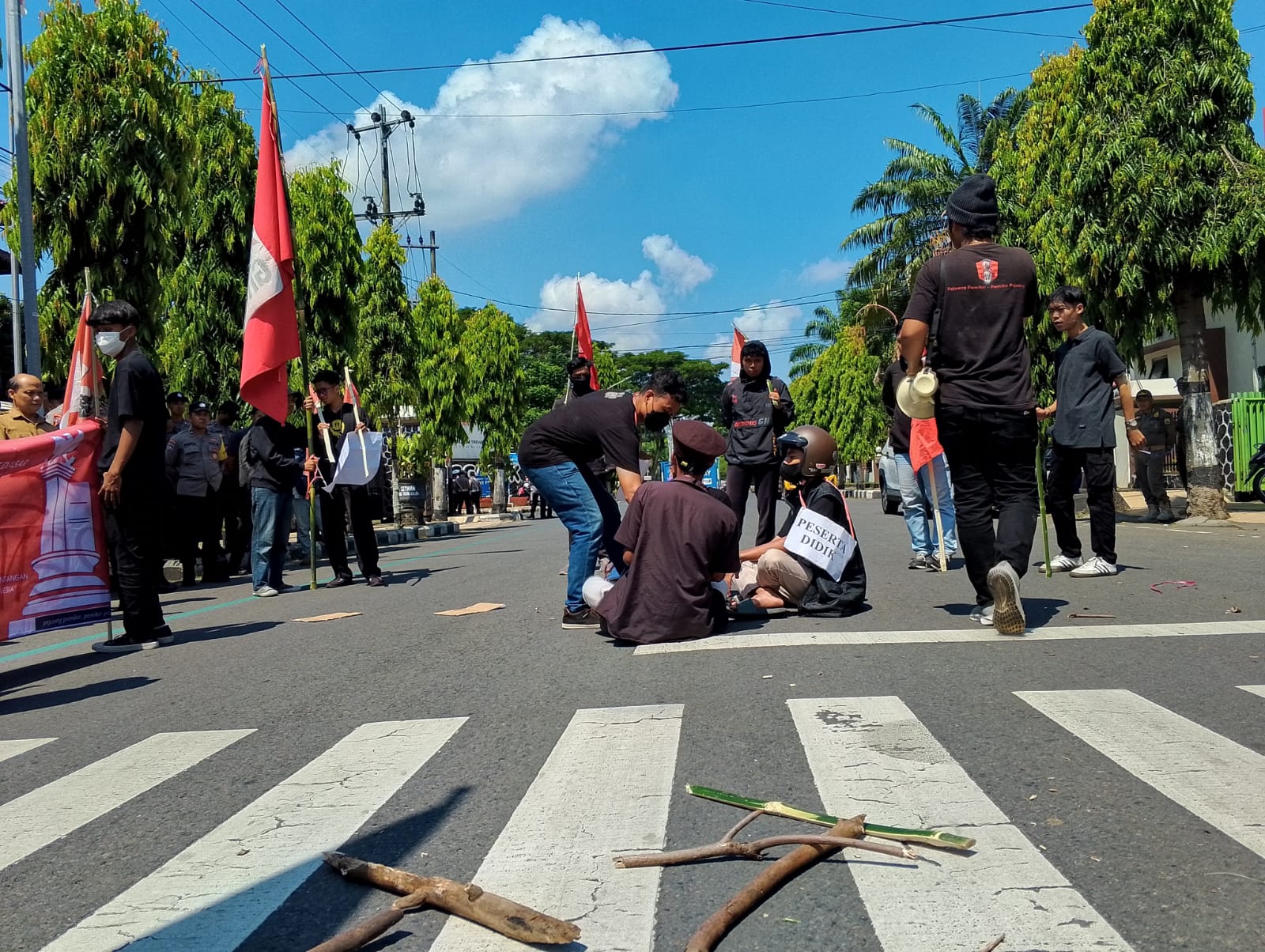 GMNI Trenggalek demo di depan Gedung DPRD terkait isu pendidikan.
