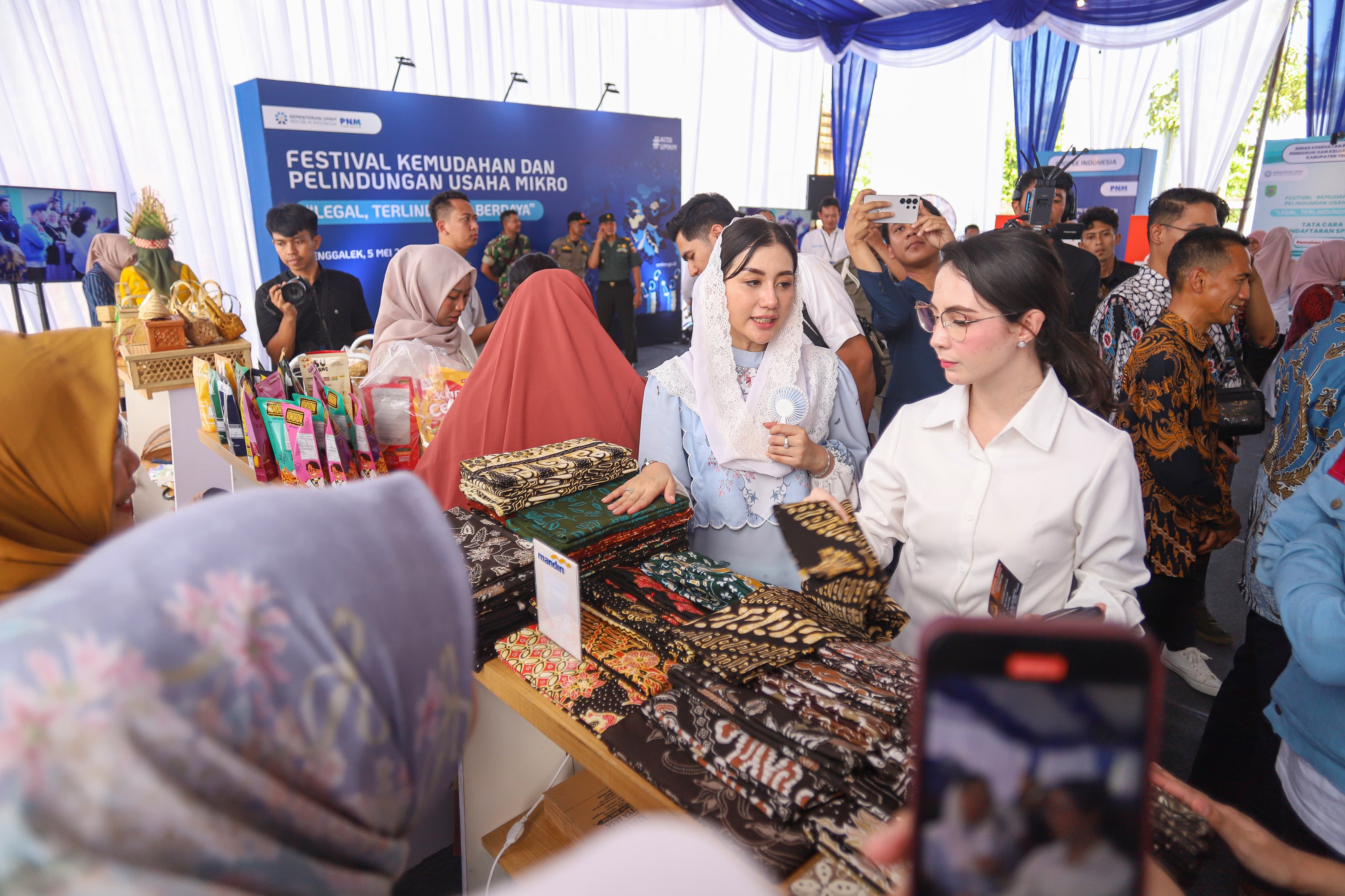 Novita Hardini dan Arumi Bachsin saat memeriksa produk UMKM di GOR Gajah Putih Trenggalek.