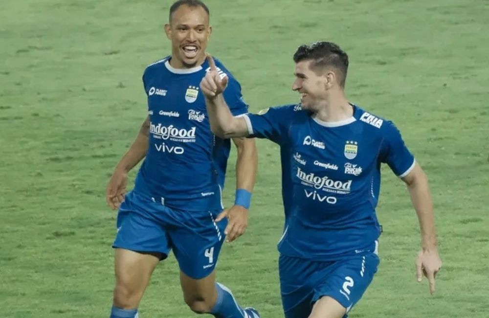 Pemain persib merayakan gol. Kemenangan