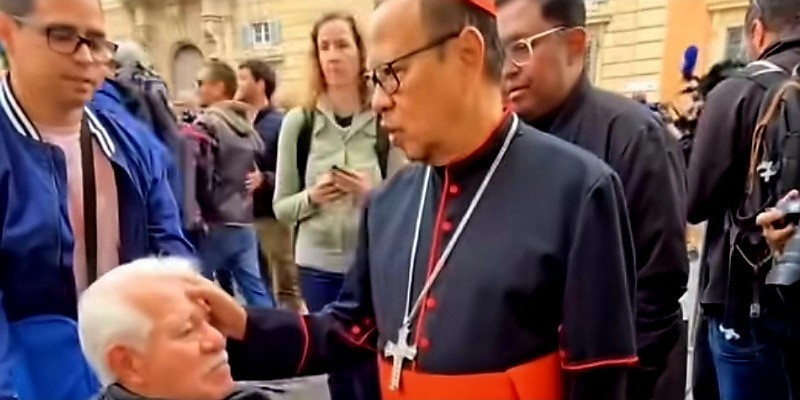 Uskup Agung Jakarta, Kardinal Ignatius Suharyo dikerumuni peziarah ketika berada di Vatikan.