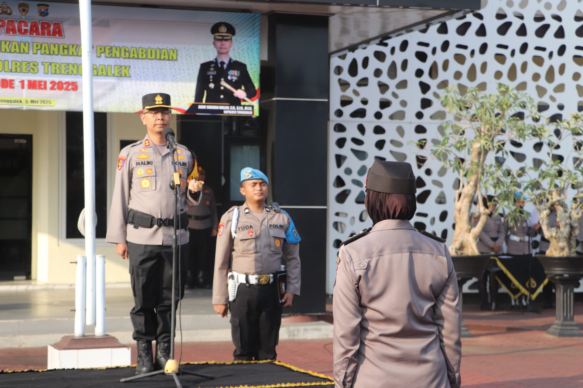 Kapolres Trenggalek pimpinan upacara korps kenaikan pangkat.