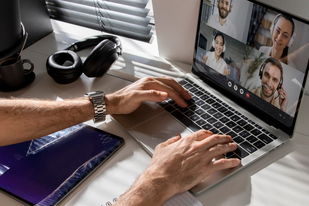 Ilustrasi panggilan video dengan Skype sebelum dihapus Microsoft