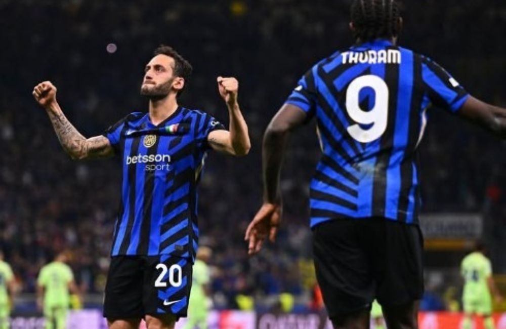 Pemain Inter Milan melakukan selebrasi setelah membobol gawang Barcelona