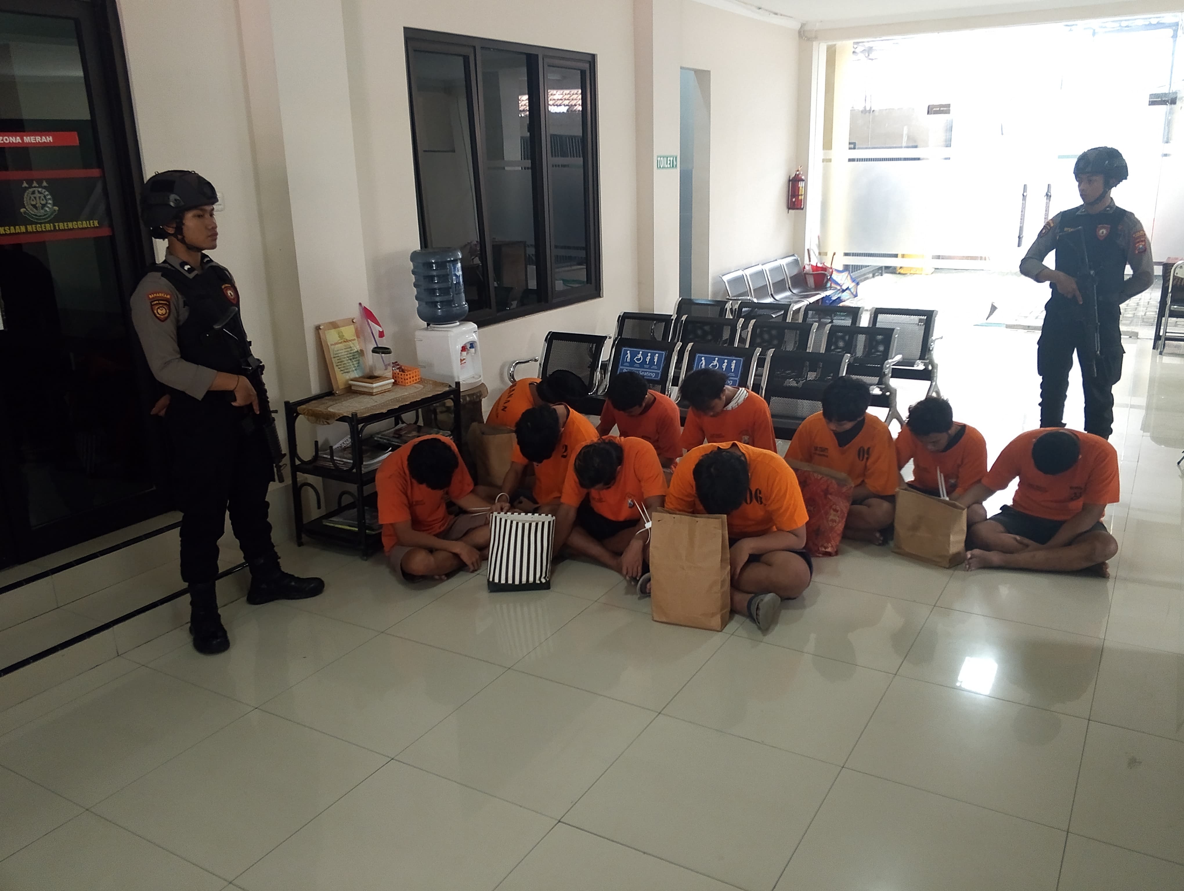 Tersangka kasus pengerusakan Polsek Watulimo saat ditahan di Kejari Trenggalek.