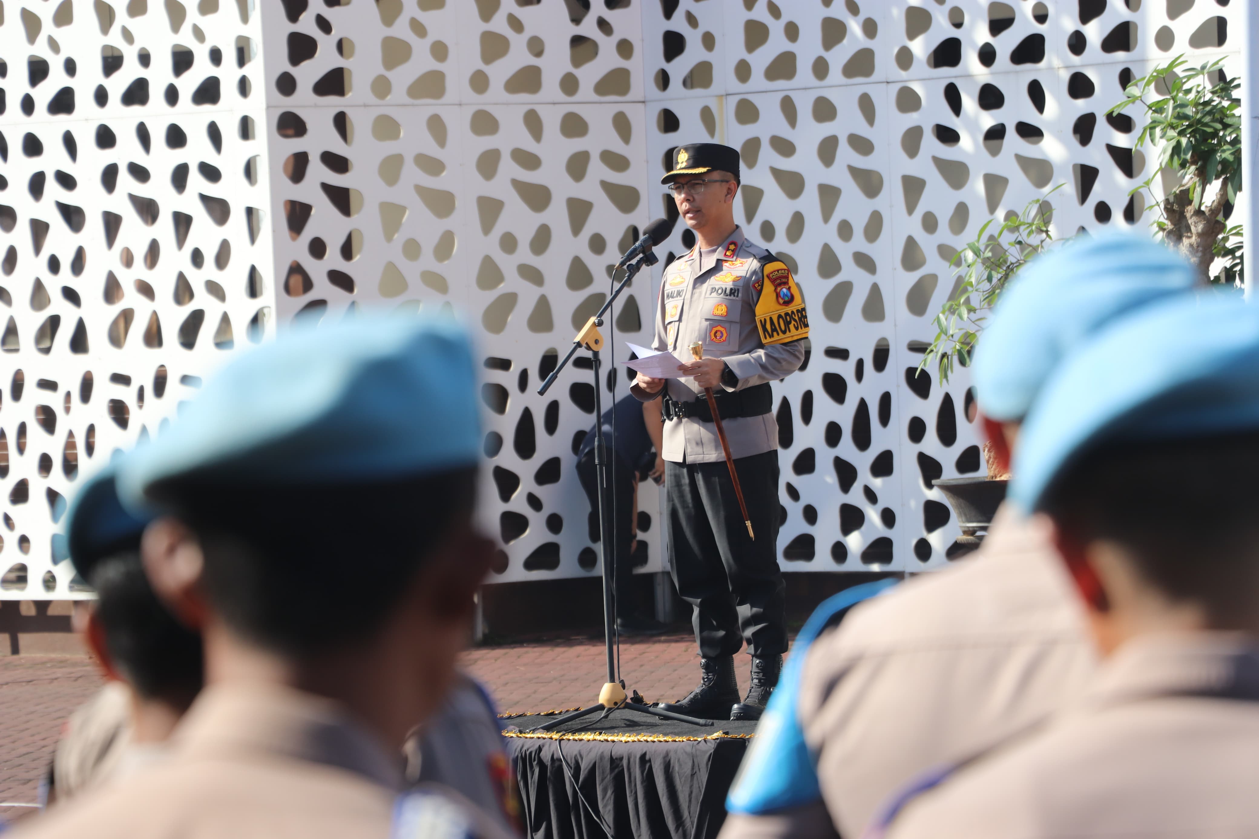 Upacara PTDH Anggota yang LGBT di halaman Mapolres Trenggalek