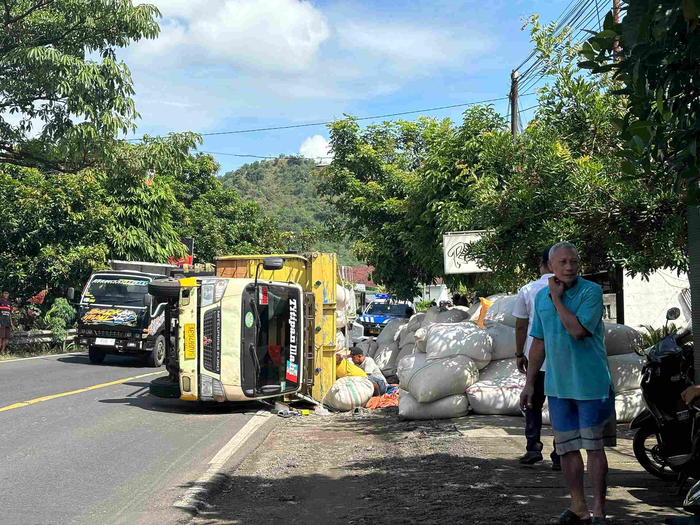 Truk Pengangkut Sekam Terguling di Jalan Raya Trenggalek-Tulungagung