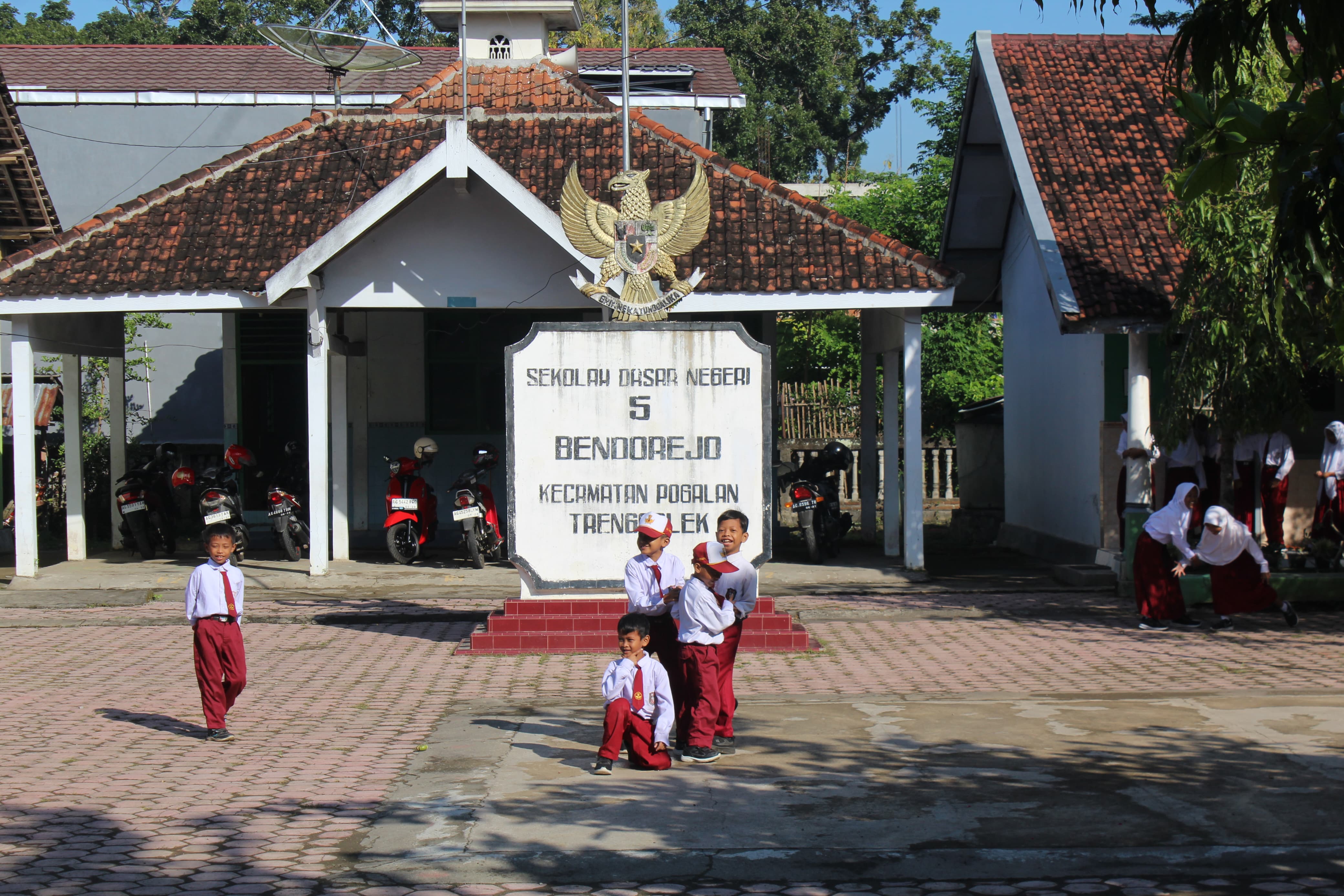 Anak SD di Trenggalek sedang bermain yang akan membuka spmb