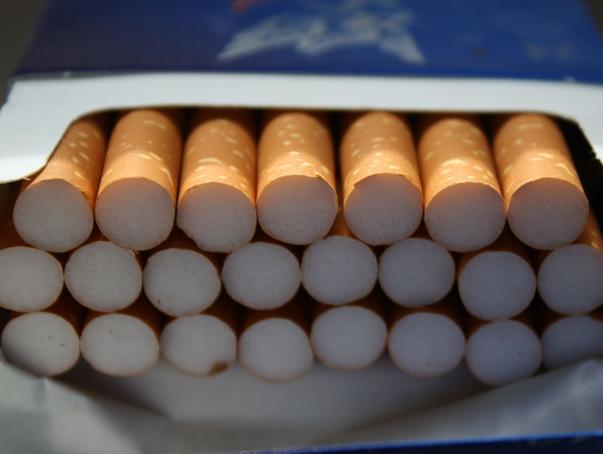 Penerimaan bea cukai tembakau menurun karena warga pilih rokok murah.