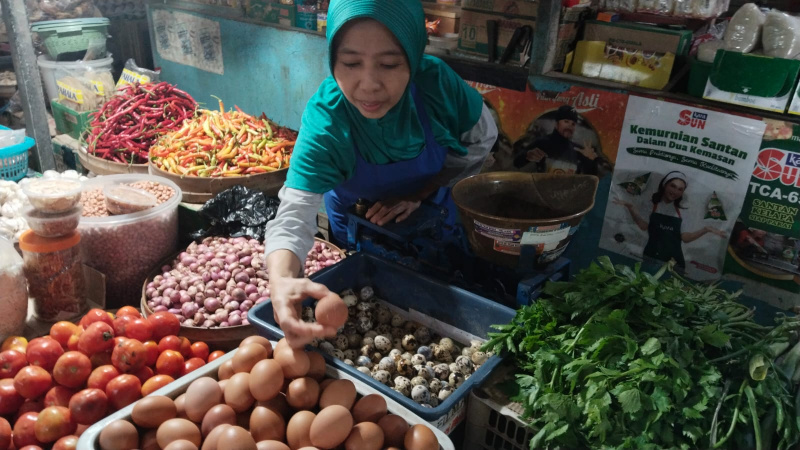 Pedagang di Pasar Trenggalek yang target perolehan retribusi kurang dari 100 persen.