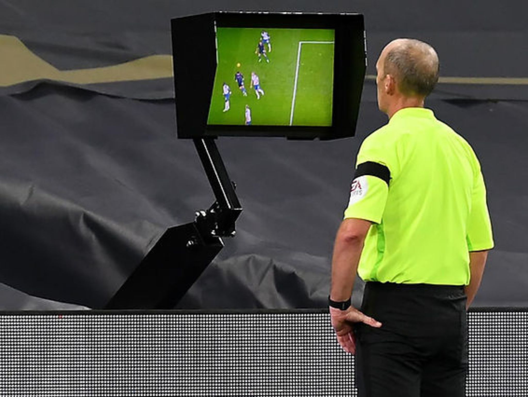 Penggunaan teknologi VAR dalam Sepak Bola