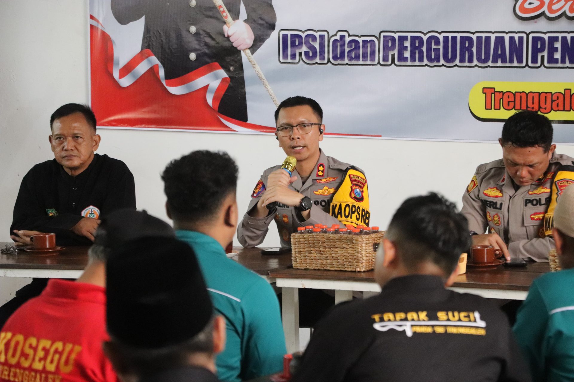 Kapolres Trenggalek AKBP Ridwan Maliki menemui anggota perguruan silat