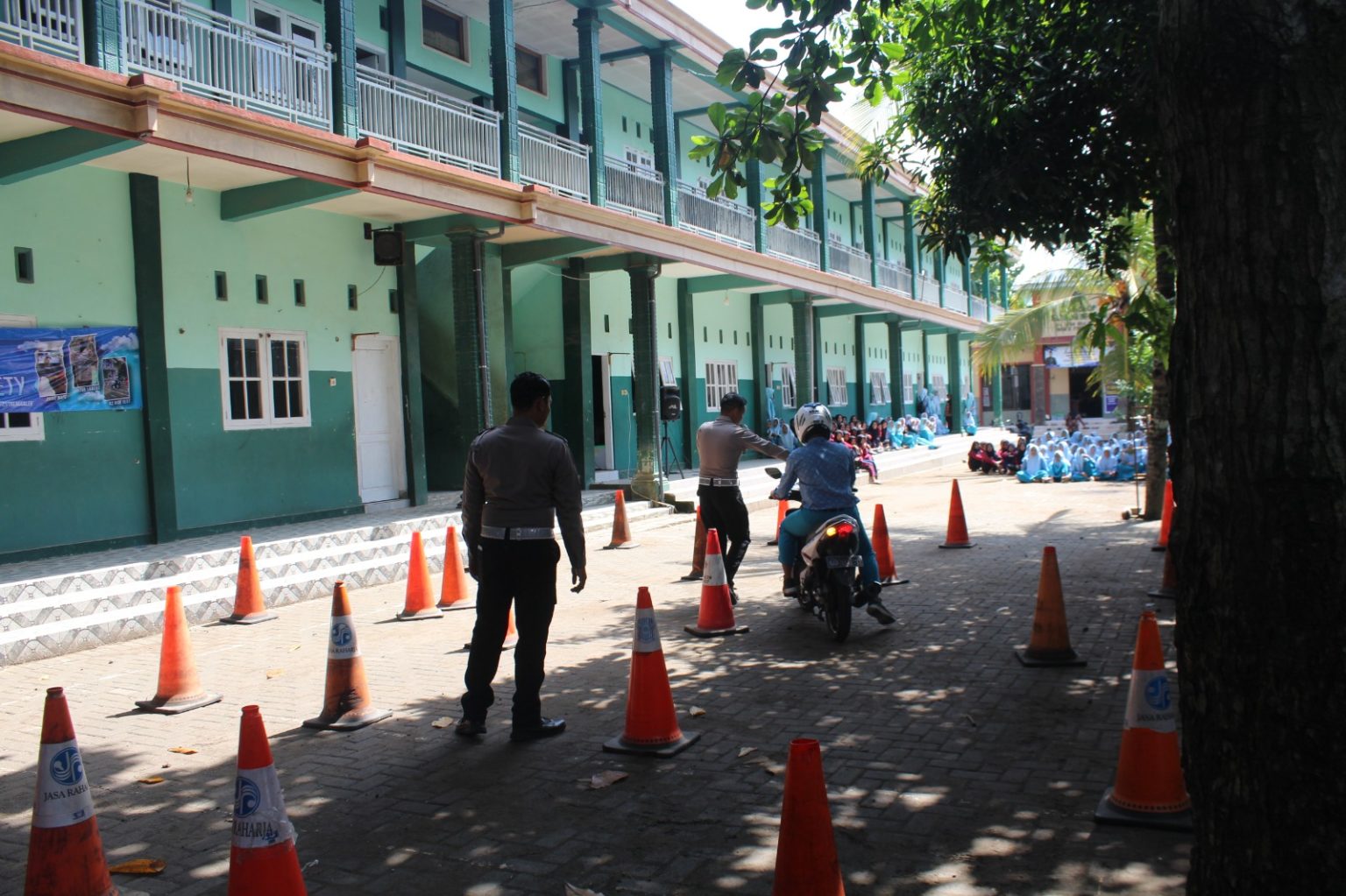 Polisi di Trenggalek memberikan pelajaran bagi santri tentang simulasi uji praktik SIM
