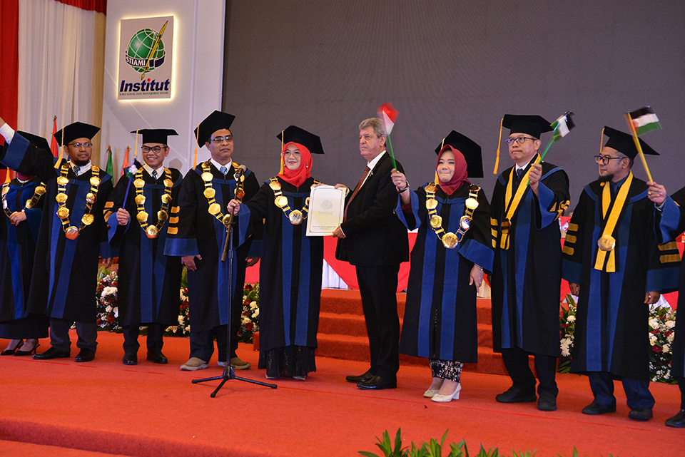 Simbolisme atribut wisuda di berbagai jenjang pendidikan.