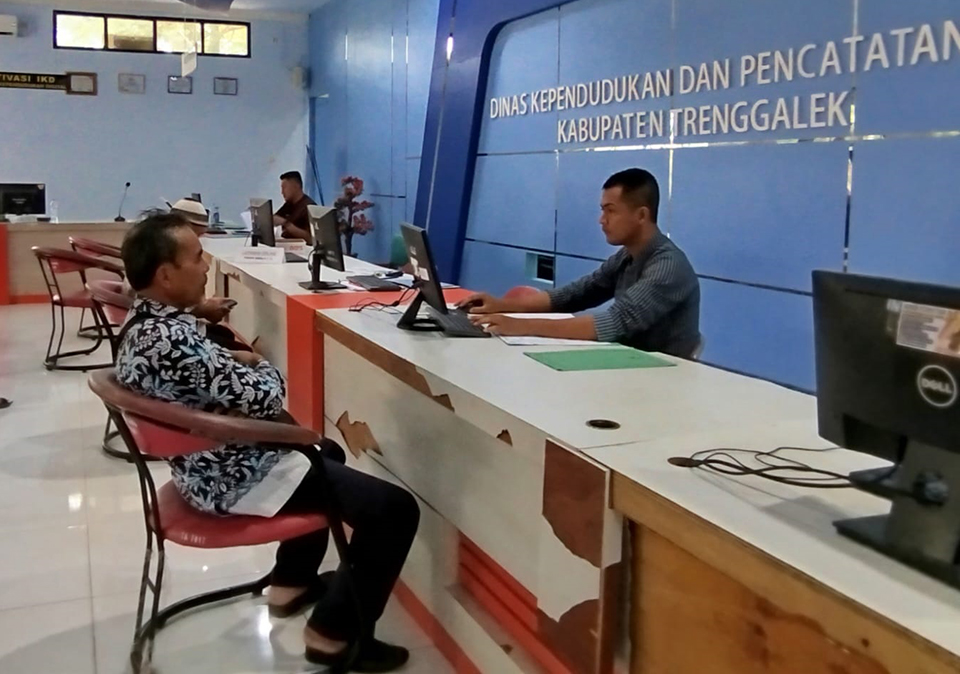 Petugas Dinas Kependudukan dan Pencatatan Sipil (Disdukcapil) Kabupaten Trenggalek melayani masyarakat yang mengurus dokumen kependudukan di kantor pelayanan.
