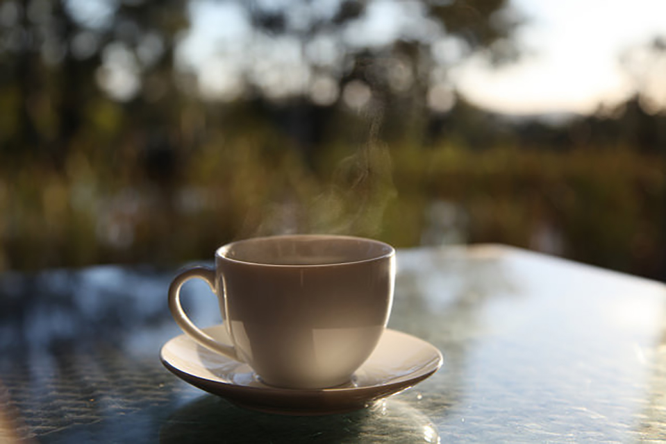 Temukan manfaat kesehatan dari kopi pagi.