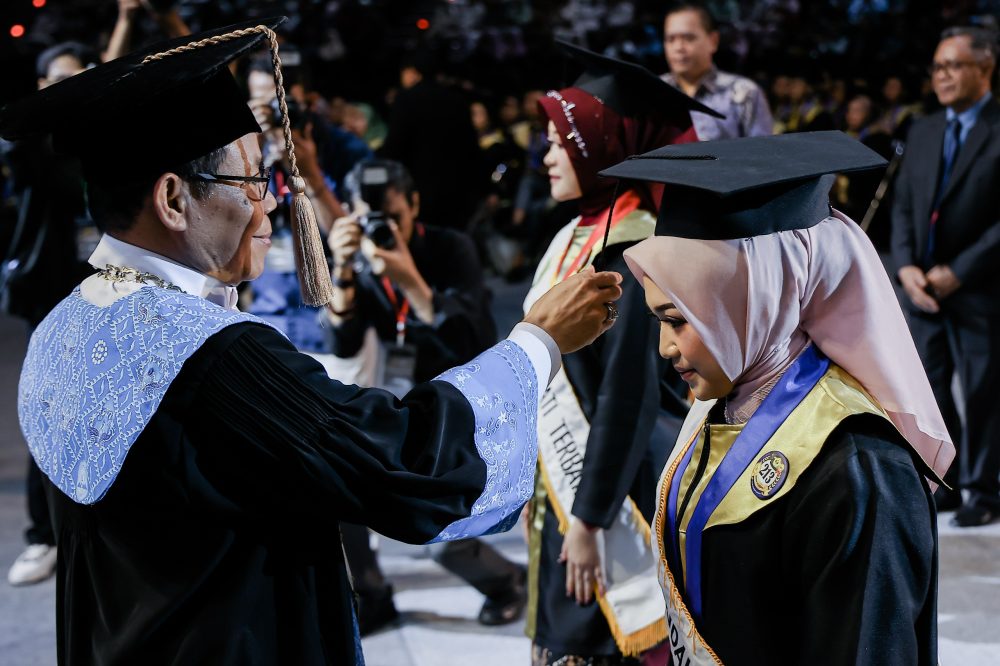 Bagaimana etika mempengaruhi makna dan persepsi publik?
