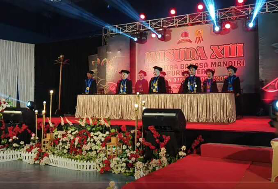 Penggunaan atribut akademik yang tidak sesuai di wisuda SMK Citra Bangsa Purwokerto menimbulkan perdebatan tentang etika.