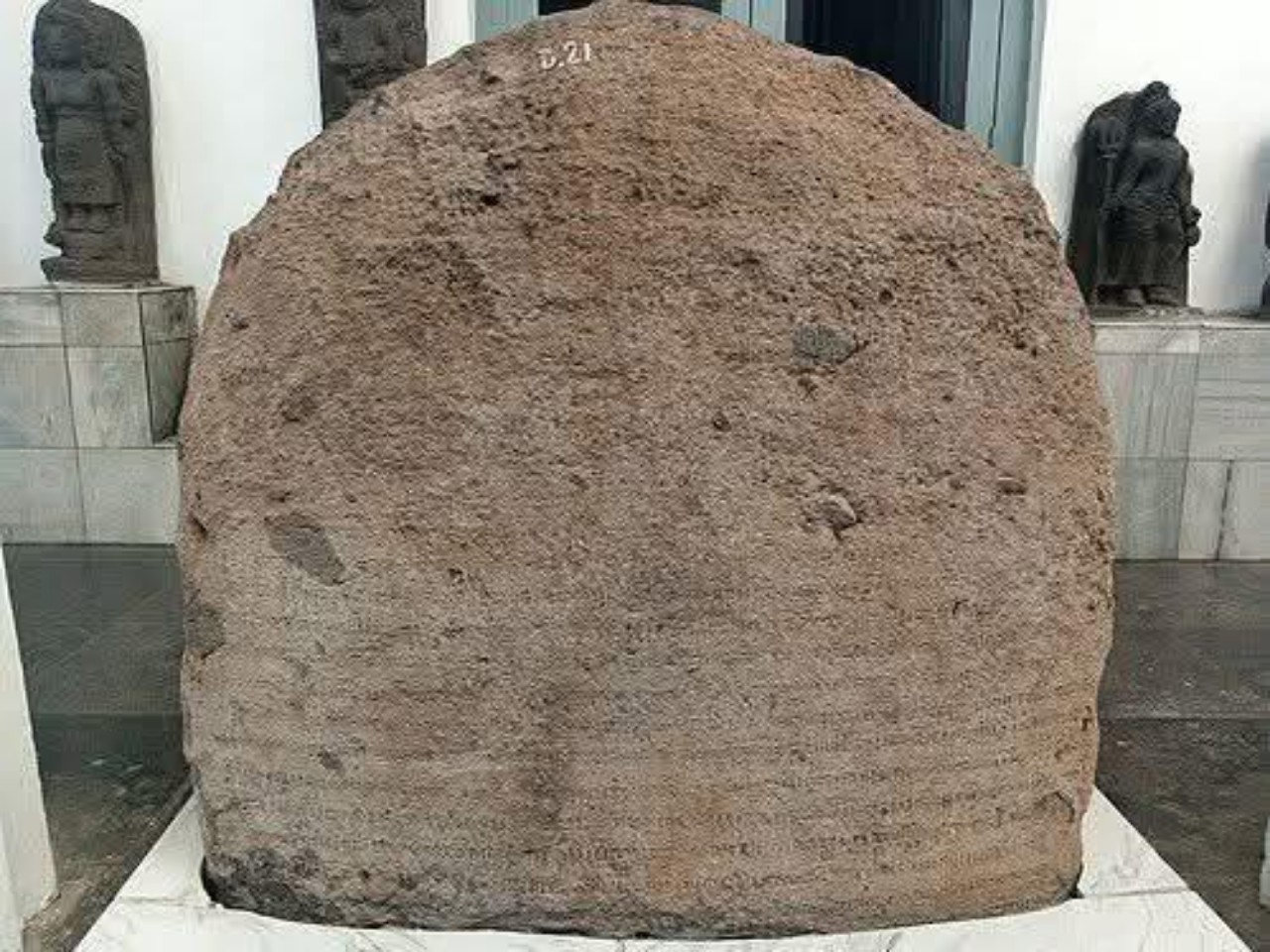 Prasasti Kampak yang tersimpan di Museum Nasional Jakarta. (WIKIPEDIA)