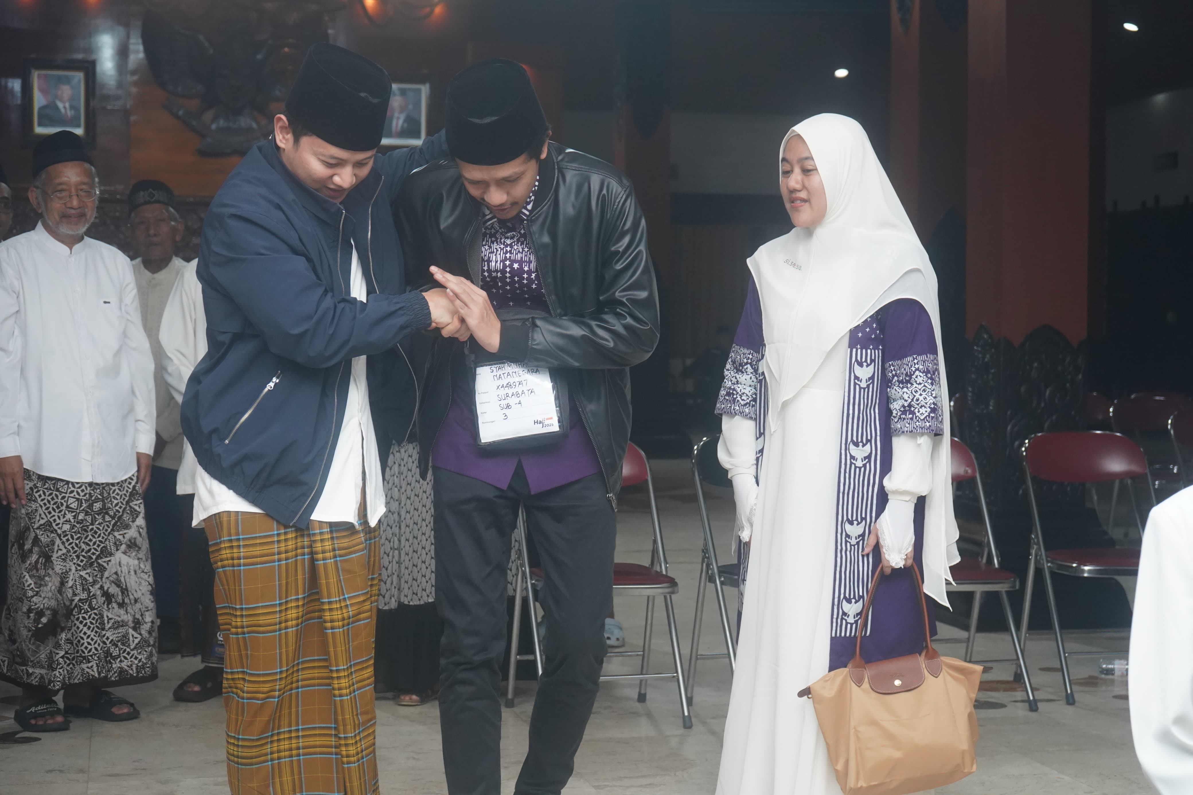 Wakil Bupati Trenggalek, Syah M. Natanegara berangkat haji setelah Visa sang istri selesai.
