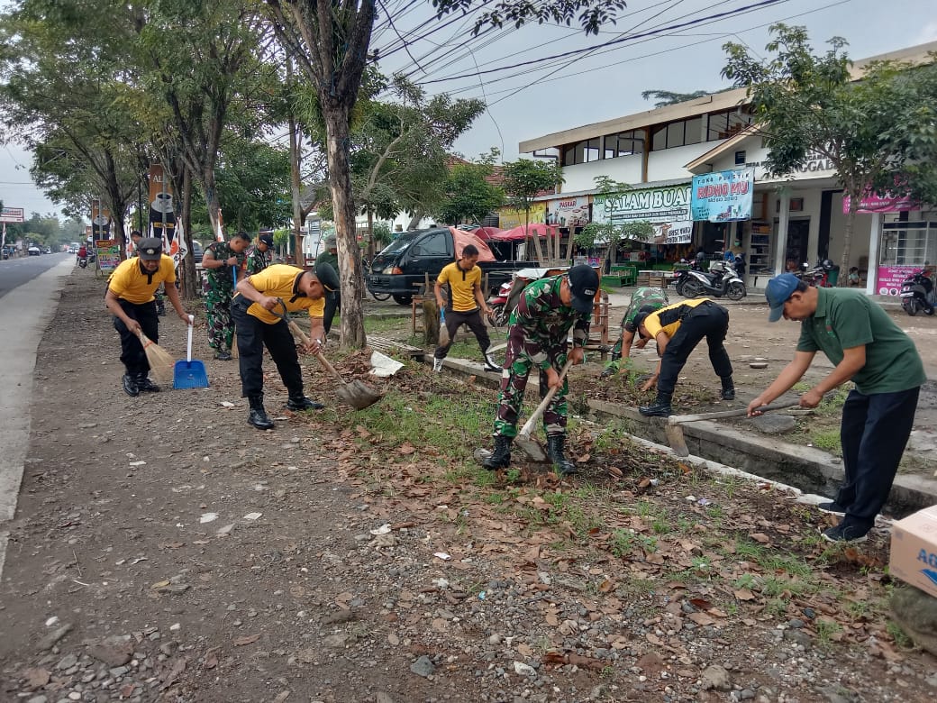 Polisi bersama tiga pilar melakukan kegiatan bersih-bersih di wilayah Kecamatan Karangan.