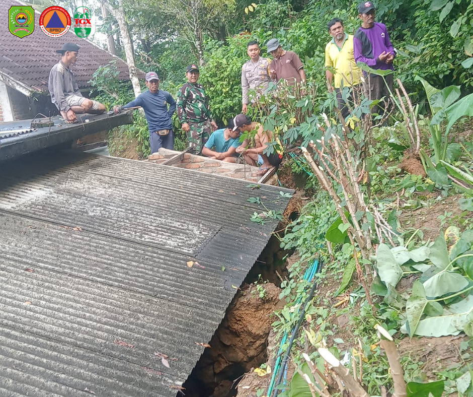 BPBD Trenggalek dan relawan membersihkan material longsor di Desa Ngulungkulon, Munjungan