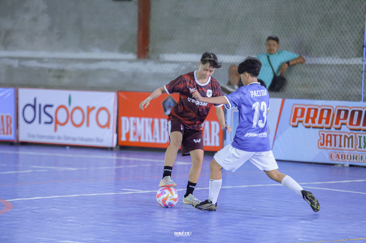 TERUS BERJUANG : Tim futsal putri Trenggalek (baru merah maron) berduel dengan tim dari Kabupaten Pacitan dengan kemenangan tipis.