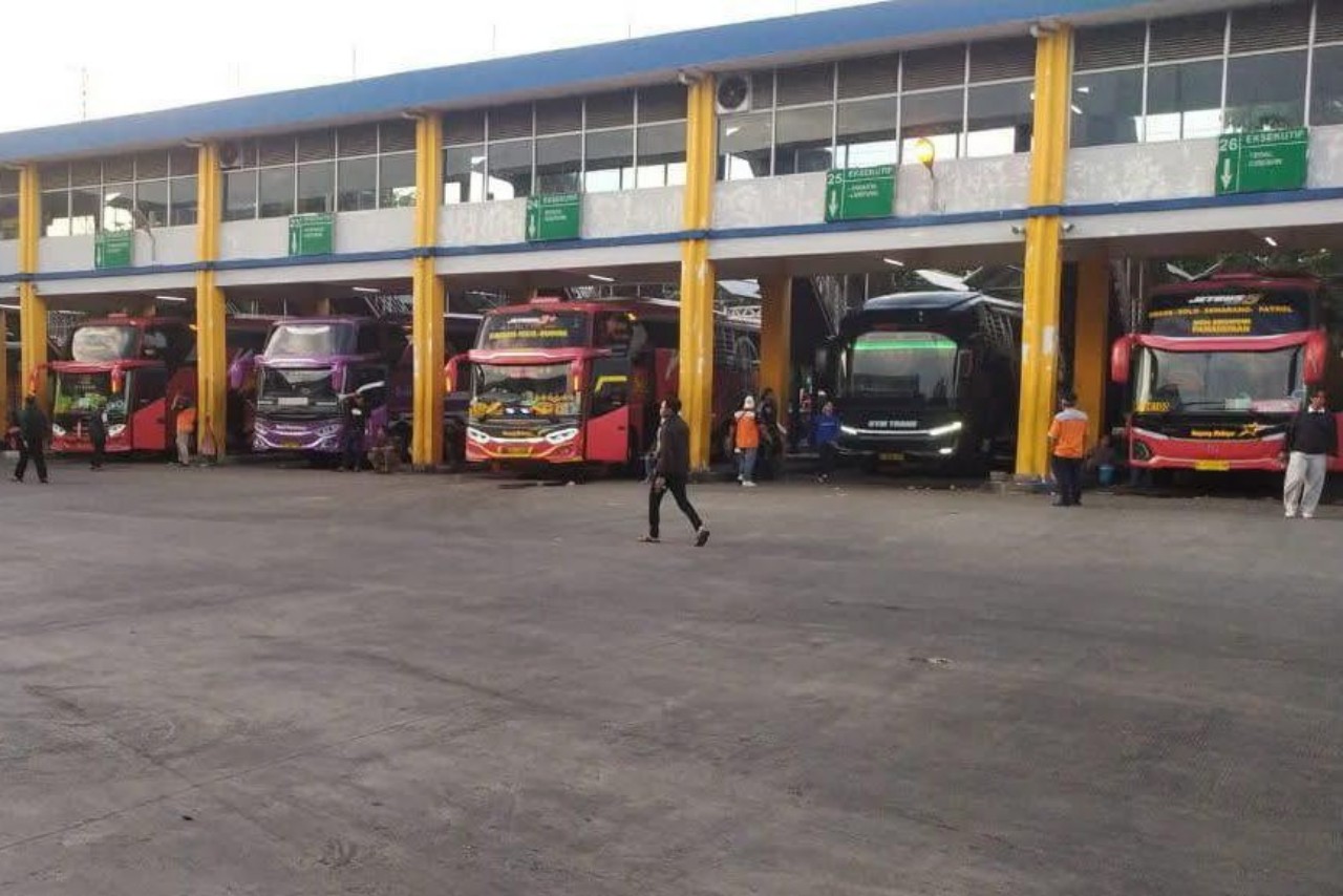 Suasana shelter pemberangkatan terminal bus Purabaya (AZIZ BUS CHANNEL)