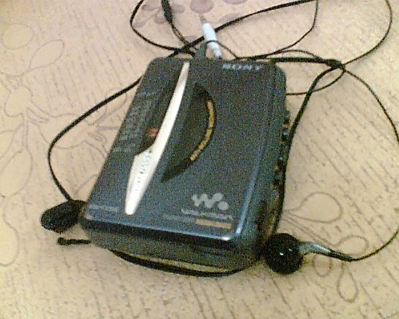 Walkman, simbol gaya hidup 90an yang menyatukan musik dan mobilitas.