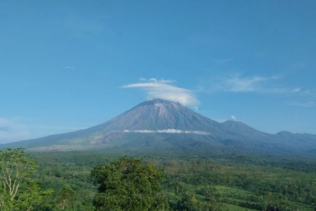 Pendakian Gunung Semeru dibuka lagi, namun ada SOP yang harus dipatuhi. (esdm.go.id)