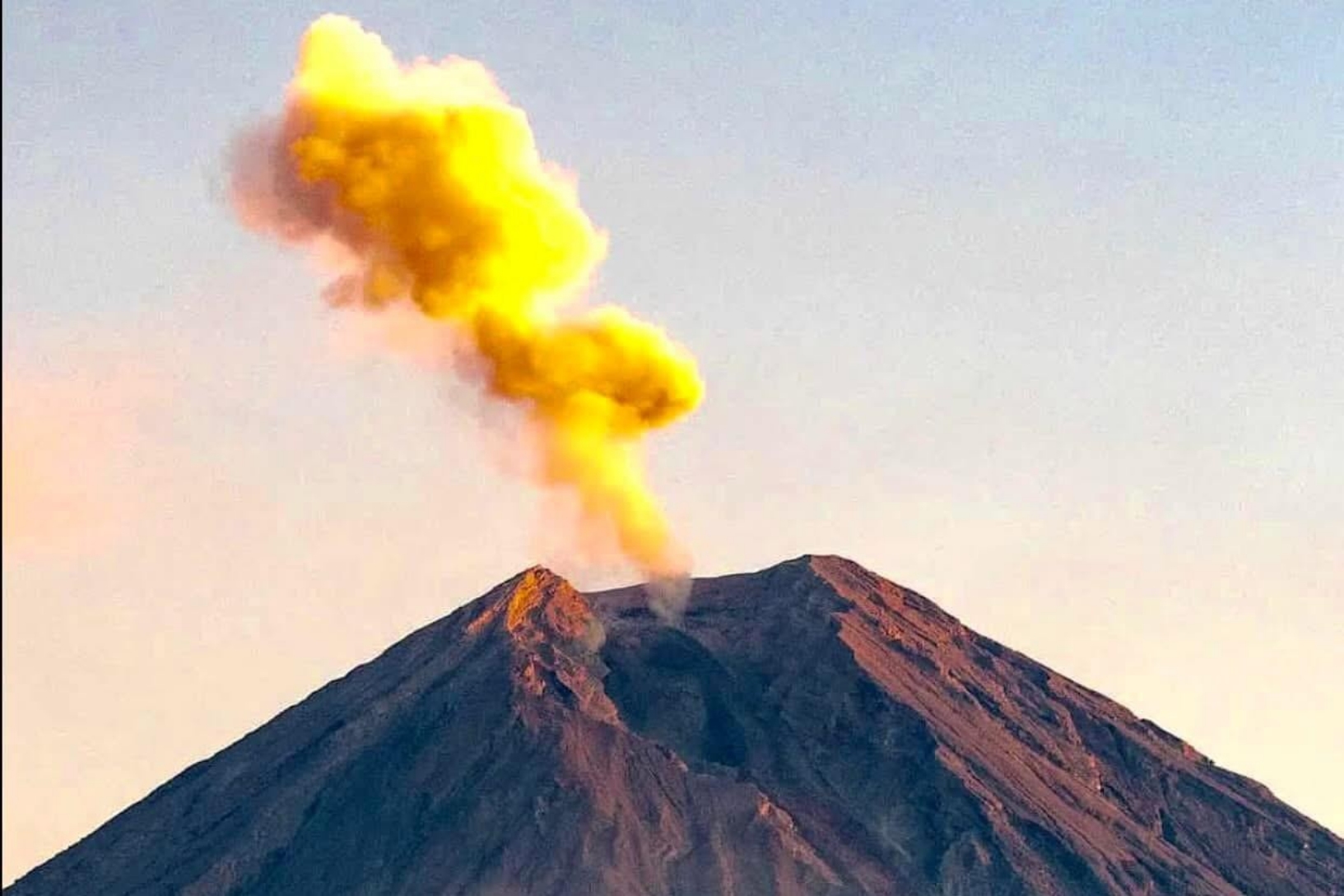 Kepulan asap terlihat di puncak Gunung Semeru. (FACEBOOK SINTA JULISA PUTRI)