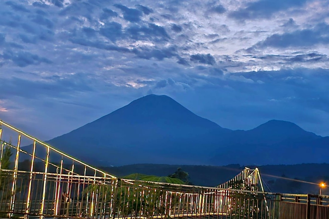 Gunung Semeru dilihat dari Bumi Perkemahan Glagah Arum (visitlumajang)