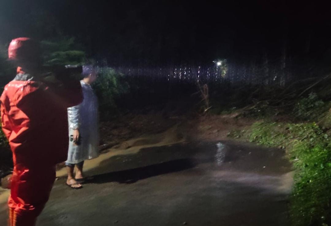 Kondisi bencana tanah longsor usai wilayah Trenggalek diguyur hujan.