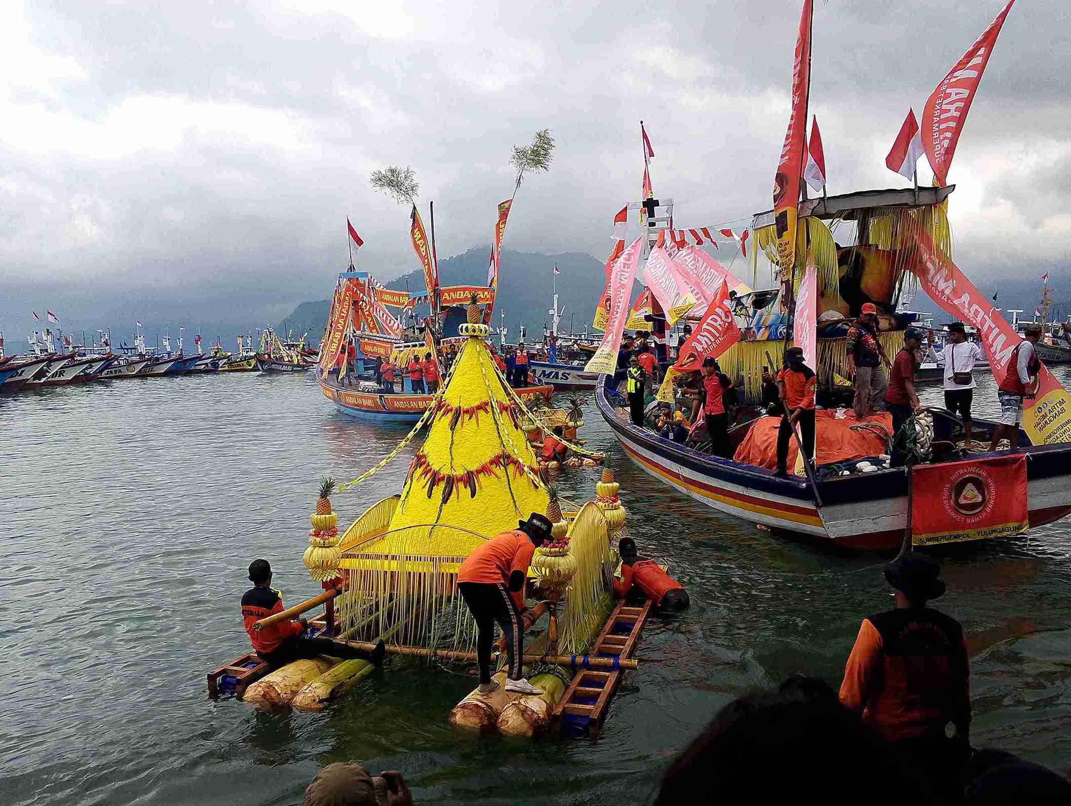 Upacara Adat Labuh Laut Larung Sembonyo di Kecamatan Watulimo, Trenggalek.