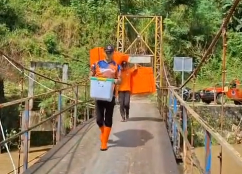 Petugas BPBD Trenggalek mendistribusikan bantuan ke warga Desa Ngares, Kecamatan Trenggalek yang terdampak bencana