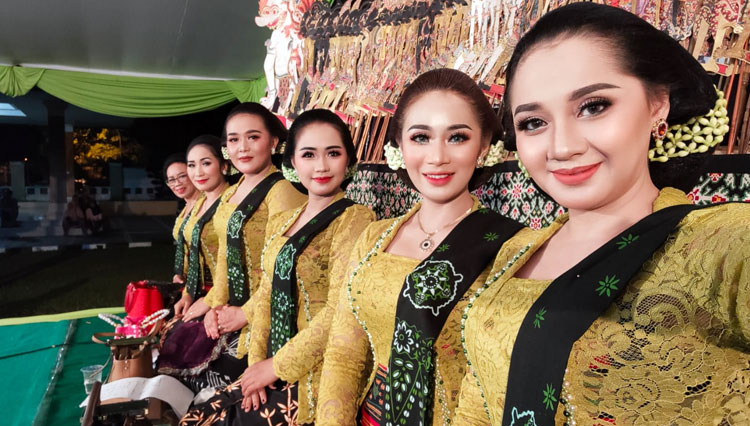6 sinden yang meramaikan sebuah pagelaran wayang kulit. (PERSINTAR VIA NUSANTARA INSTITUTE)
