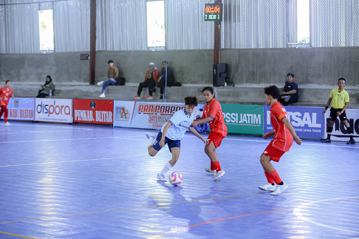 Tim futsal wanita Trenggalek (putih) berjibaku ketika pra porprov kemarin