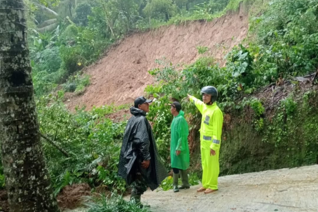 Longsor di Munjungan Trenggalek tutup akses jalan.