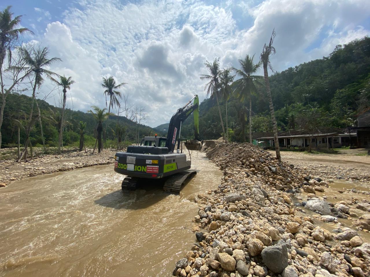 Alat berat dikerahkan untuk menata tanggul Sungai Temon yang jebol. (DR PERDANA/RADAR TRENGGALEK)