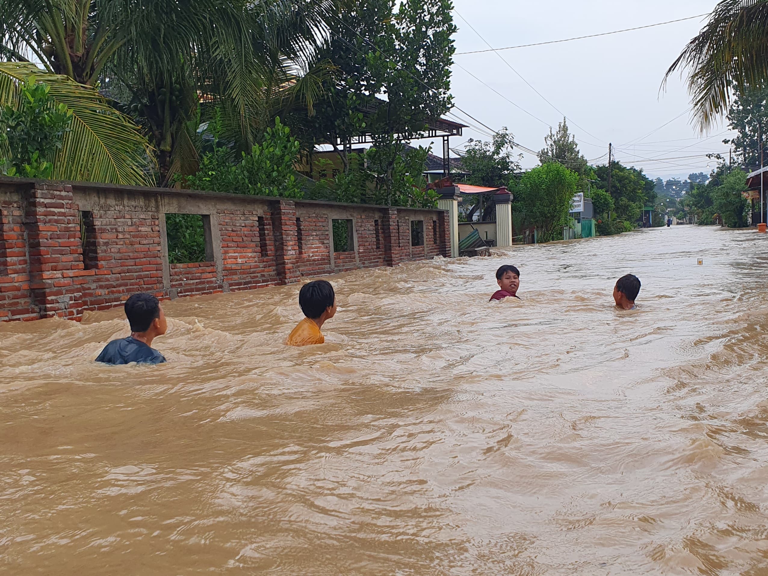 Beragam penyakit bisa terjadi usai banjir surut. (DR PERDANA/RADAR TRENGGALEK)