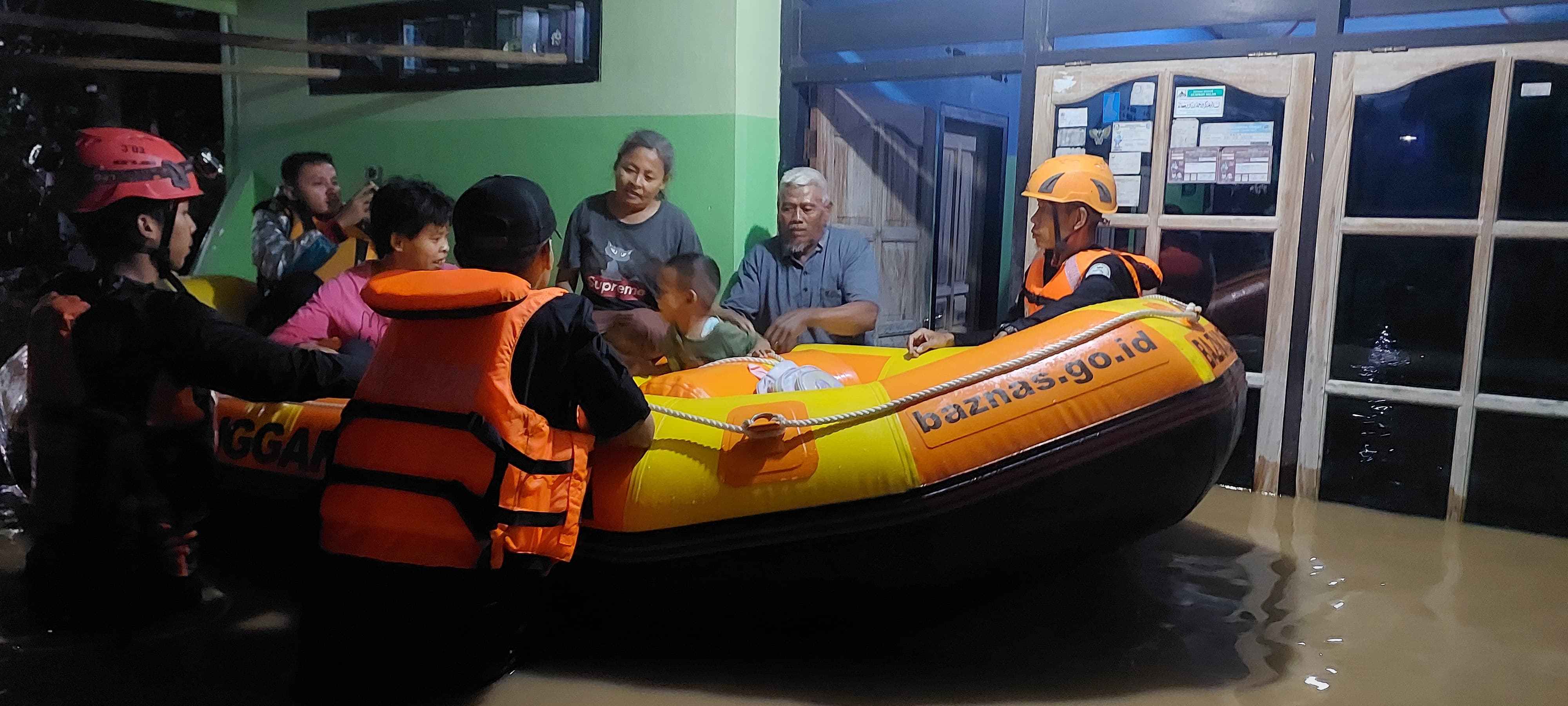 Proses evakuasi korban banjir di Trenggalek.