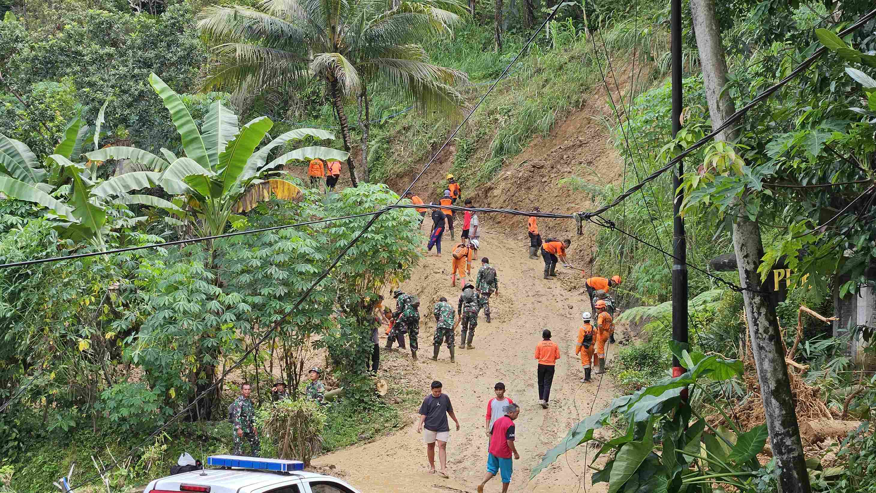 Sejumlah personel diterjunkan untuk mencari korban longsor di Trenggalek.